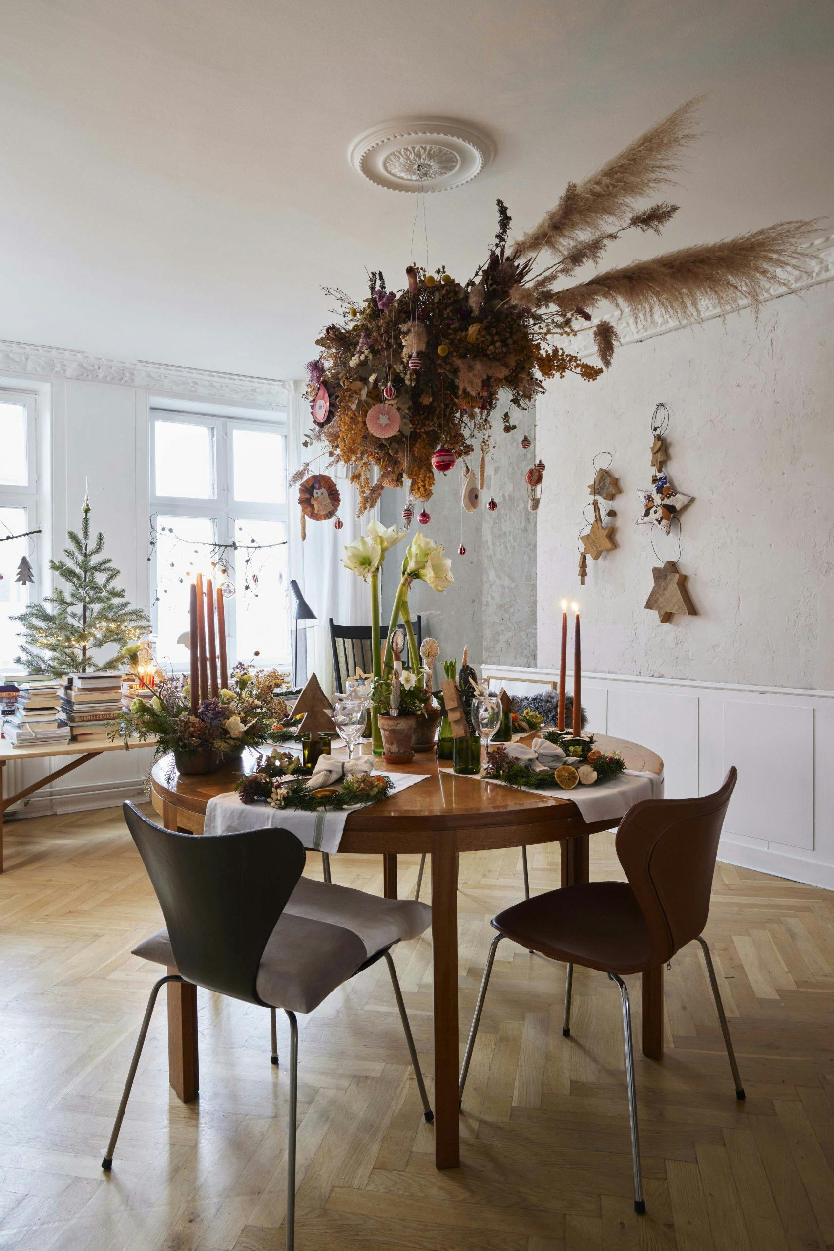 TineBrask231106 Spisebord med julepynt